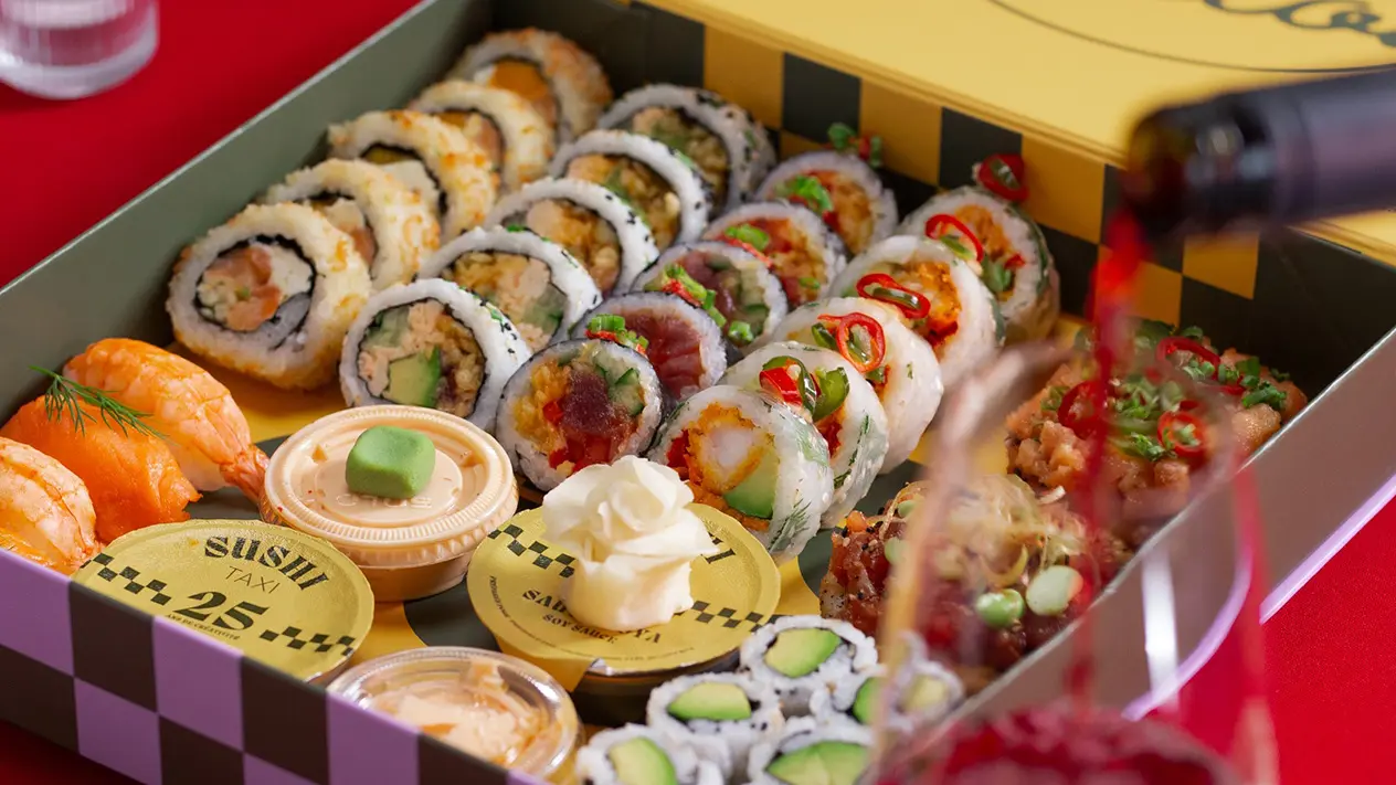 Plateau de sushis variés présenté en boîte, repas spécial Saint-Valentin