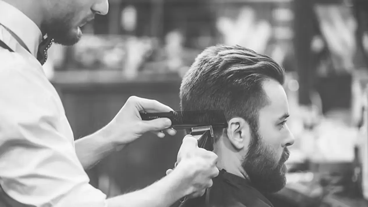 Barbier en train de tailler la barbe d’un client (expérience à offrir)