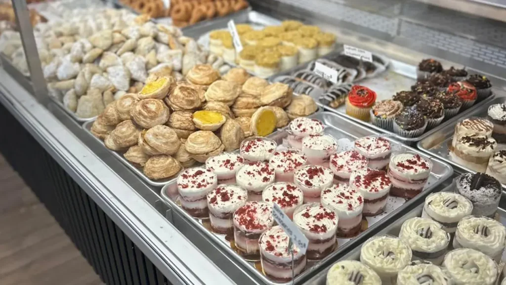 Vitrine de pâtisserie remplie de desserts et petites bouchées sucrées